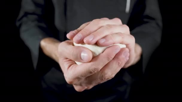 Cocinar esculpe bolas de masa en una cocina oscura — Vídeos de Stock