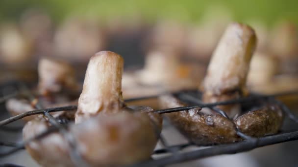 Grzyby brązowe pieczarki gotowane na grillu lub grillu na zewnątrz — Wideo stockowe