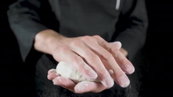 Cocinar esculpe bolas de masa en una cocina oscura — Vídeos de Stock