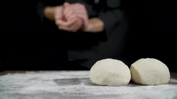 Kocken gör scones från degen på en mörk bakgrund — Stockvideo