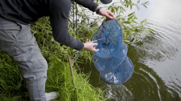 Fischer zieht Fisch aus dem Netz — Stockvideo