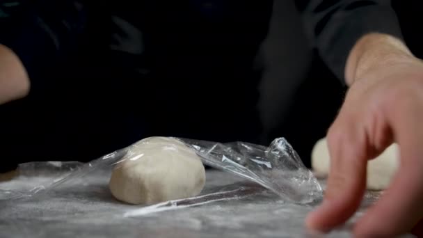 Cook wraps deg i plastfolie för att göra pizza — Stockvideo