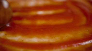Pizza hamuru ketçap ile bulaştırılır. yemek tarifi