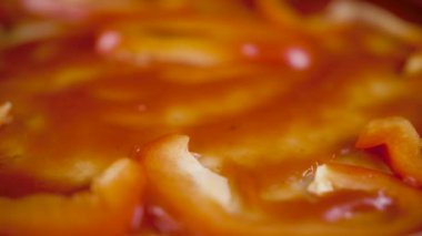 Erkek eli biberli pizza hazırlıyor.