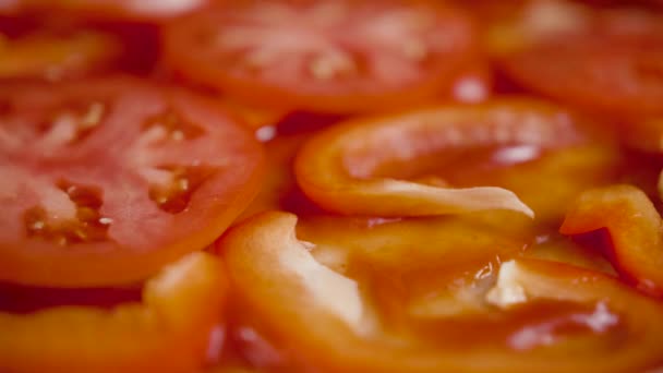 Ανδρικά χέρια που ετοιμάζουν πίτσα με ντομάτα — Αρχείο Βίντεο