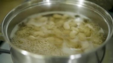 Beyaz fasulye bir tavada haşlanır