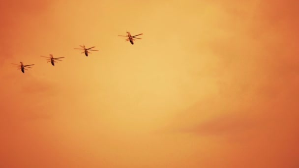 Grupo de helicópteros de combate rusos, Mi-24 rojo cálido atardecer — Vídeos de Stock