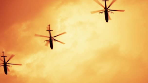 Grupp ryska stridshelikoptrar, mi-24 röd varm solnedgång — Stockvideo