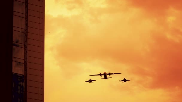 Gewapende Russische straaljagers op de Rode zonsondergang achtergrond — Stockvideo