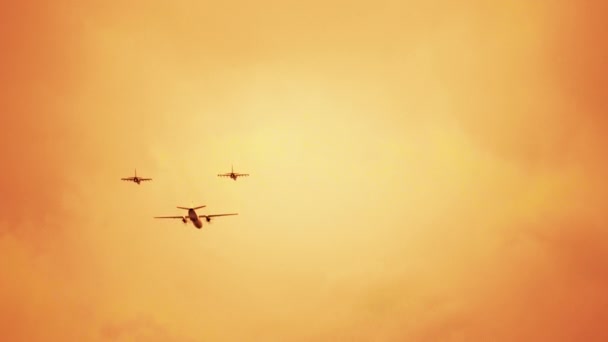 Avions de chasse russes armés sur fond de coucher de soleil rouge 