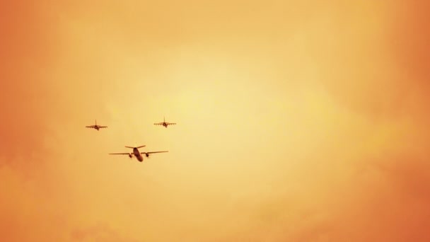 Gewapende Russische straaljagers op de Rode zonsondergang achtergrond — Stockvideo