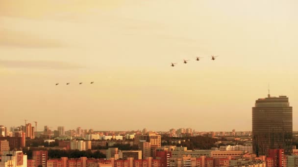 Group of combat helicopters over the city MI-8 red warm sunset — Stock Video