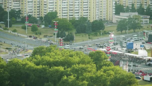 Militaire uitrusting en zuilen van mensen, Onafhankelijkheidsdag, Parade, bovenaanzicht — Stockvideo