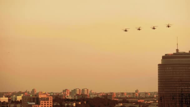 Groep gevechtshelikopters over de stad K-52, rode warme zonsondergang — Stockvideo