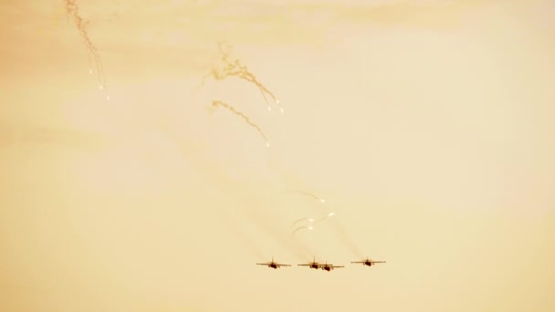 Aviones de combate rusos armados disparan sobre el fondo rojo del atardecer — Vídeo de stock