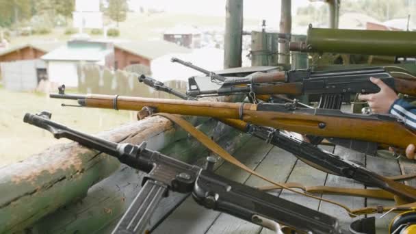 Chico trata de disparar con ametralladoras, armas de fuego, AK-47, Kalashnikov — Vídeos de Stock