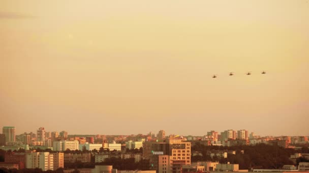 Skupina bojových vrtulníků nad městem K-52, červený teplý západ slunce — Stock video