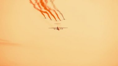 Kırmızı günbatımı arka plan üzerinde duman izi ile Silahlı Rus savaş uçakları
