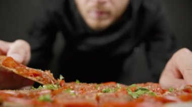 Adam siyah mutfakta vegan pizza tadı