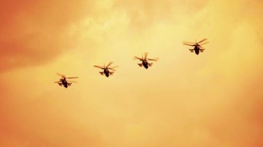 Rus savaş helikopterleri K-52 grubu, kırmızı sıcak gün batımı