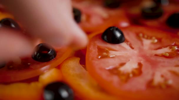 Мужские руки готовят пиццу с оливками — стоковое видео