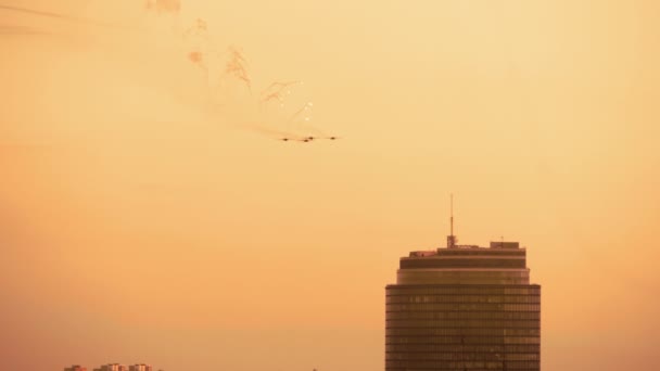 Fegyveres orosz harci repülőgépek tüzek a vörös naplemente háttérben — Stock videók