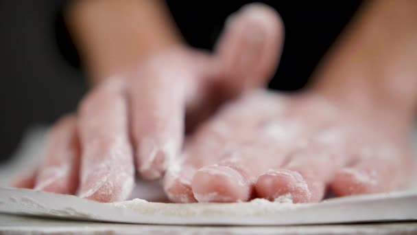 Cook prepara masa de trigo para pizza sobre el fondo negro — Vídeo de stock