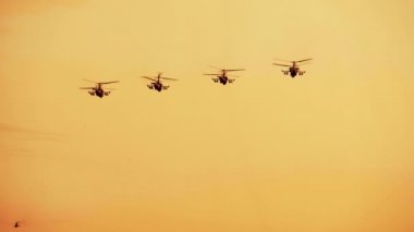Rus savaş helikopterleri K-52 grubu, kırmızı sıcak gün batımı