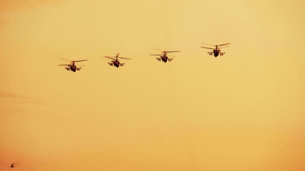 Skupina ruských bojových vrtulníků K-52, červený teplý západ slunce — Stock video