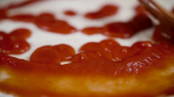 Pizza tésztát maszatos ketchup. élelmiszer-recept — Stock videók