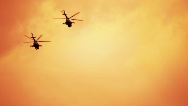 Skupina ruských bojového vrtulníků, mi-24 červený teplý západ slunce — Stock video