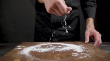 Cook fırın için ahşap masaya buğday unu döker