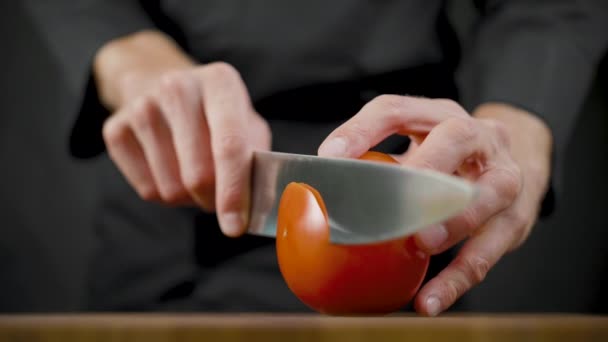 Memotong tomat merah di papan potong kayu — Stok Video