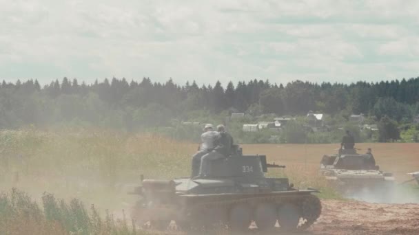 Tanky jedou po písčité cestě k bitevnímu poli — Stock video