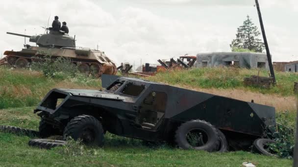 Rusty ruiné machine de combat sur le champ de bataille après la Seconde Guerre mondiale — Video