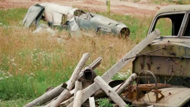 Abgestürzte rostige Flugzeugwracks auf dem Schlachtfeld nach dem Zweiten Weltkrieg — Stockvideo