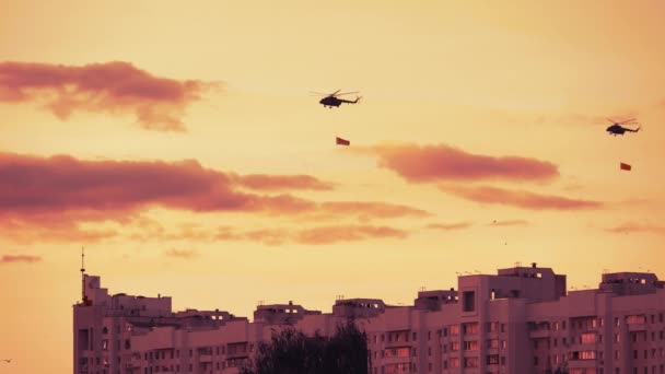 Група бойових вертольотів над містом, мі-24, мі-8, к-52, червоний теплий захід сонця — стокове відео