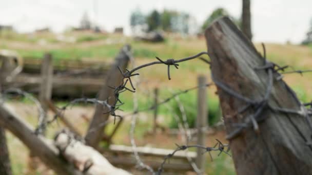 Alambre de púas en el fondo del campo de batalla — Vídeo de stock