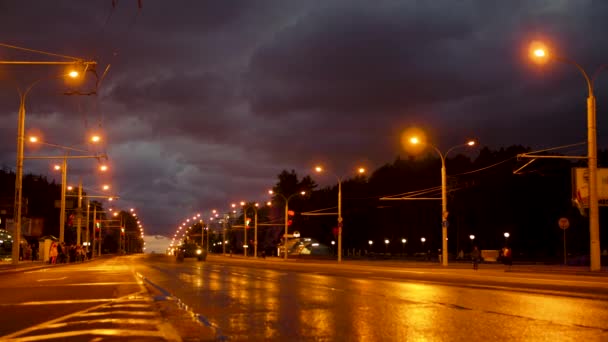 Konwój sprzętu wojskowego jeździ przez miasto nocą z reflektorami na — Wideo stockowe