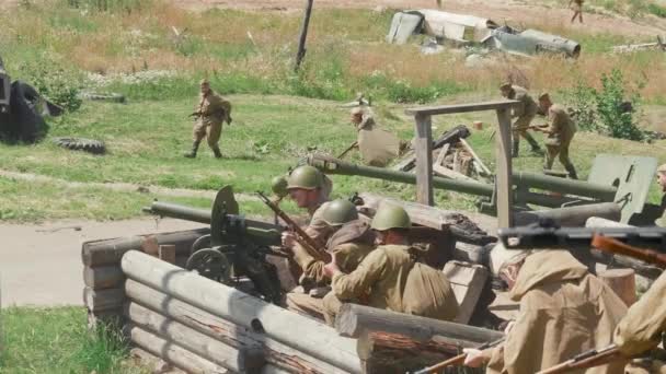 MINSK, BÉLARO - 03 DE JULIO DE 2019: Batalla histórica de reconstrucción militar de la Segunda Guerra Mundial . — Vídeos de Stock