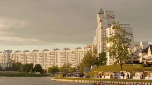 Minsk, Belarus 'un Nemiga bölgesinde yaz mevsiminde, gün batımında — Stok video