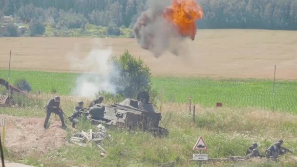 Minsk, Bělorusko - 3. července 2019: Wwii historická bitva o vojenskou obnovu s explozemi — Stock video