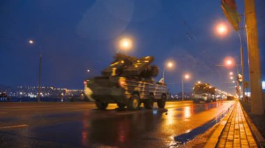 Askeri teçhizat bir konvoy farlar ile gece şehir boyunca sürmek