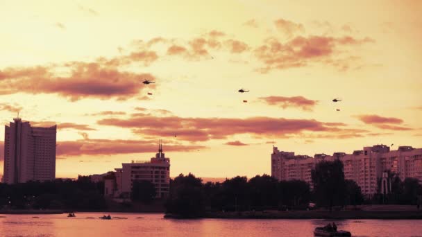 Groep gevechtshelikopters over de stad, Mi-24, Mi-8, K-52, rode warme zonsondergang — Stockvideo