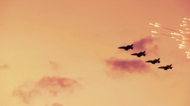 Aviones de combate rusos armados sobre el fondo rojo del atardecer — Vídeos de Stock