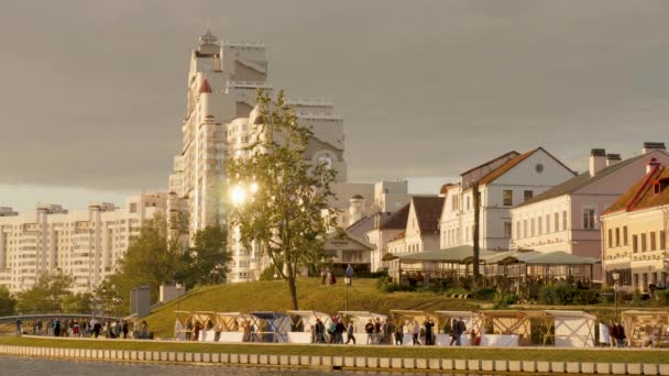 Nemiga kerület városkép Minszk, Fehéroroszország a nyári szezonban, naplementekor — Stock videók