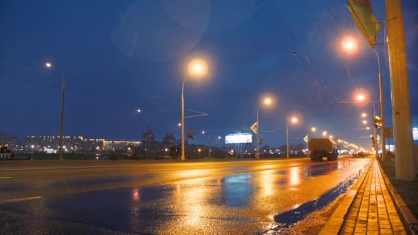 Een konvooi militair materieel rijdt 's nachts door de stad met koplampen op — Stockvideo