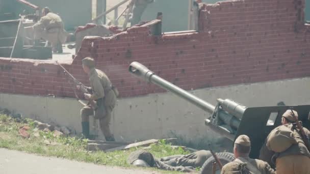 Soldaten schieten op een kanon tijdens de strijd — Stockvideo