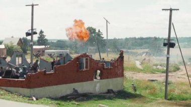 Minsk, Belarus - 3 Temmuz 2019: Wwii tarihi askeri yeniden yapılanma savaşı patlamalarla