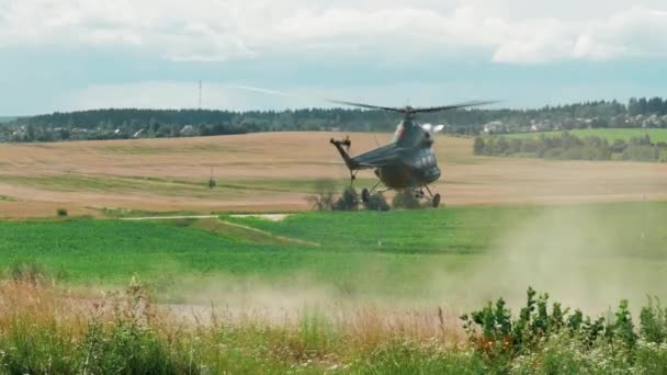 Helikopter güneşli bir yaz gününde bir tarlanın ortasında görüldü. — Stok video